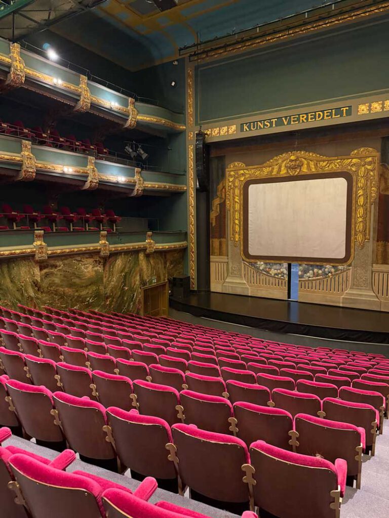 Kunst veredelt: de feestzaal van kunstcentrum viernulvier in Gent.